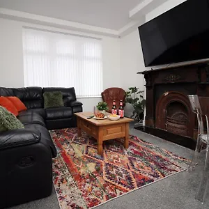 Guest house Royal Oak House - 5 Bedroom House - Wifi - Parking, Cardiff